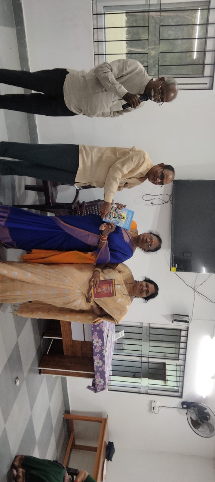 Smt. Renuka Garu receiving prize as Runner up in Musical chair game..jpg